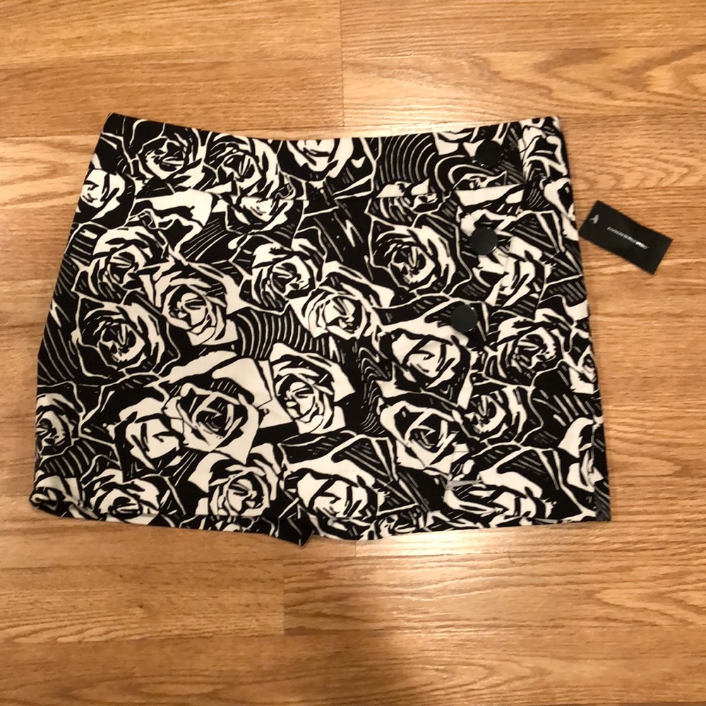 NWT Express Design Studio B&W Floral Skorts